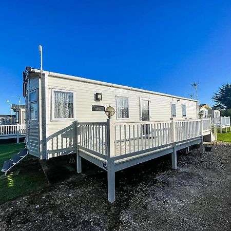6 Berth Caravan With Decking At Seawick Holiday Park In Essex Ref 27549Sw Clacton-on-Sea Exterior photo