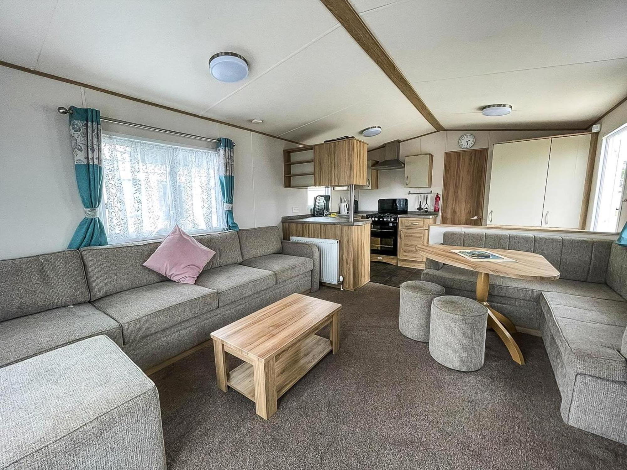 6 Berth Caravan With Decking At Seawick Holiday Park In Essex Ref 27549Sw Clacton-on-Sea Exterior photo