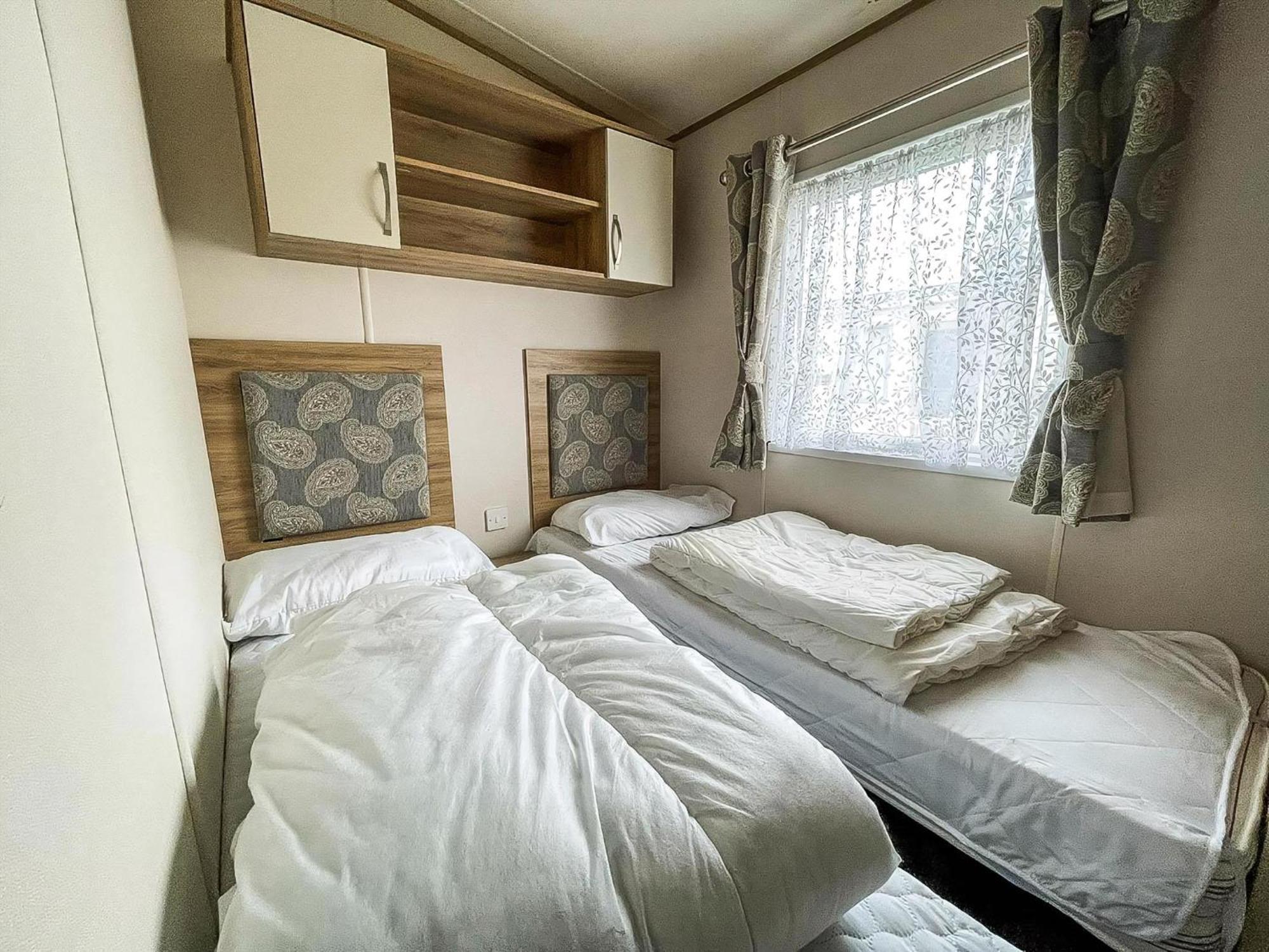 6 Berth Caravan With Decking At Seawick Holiday Park In Essex Ref 27549Sw Clacton-on-Sea Exterior photo