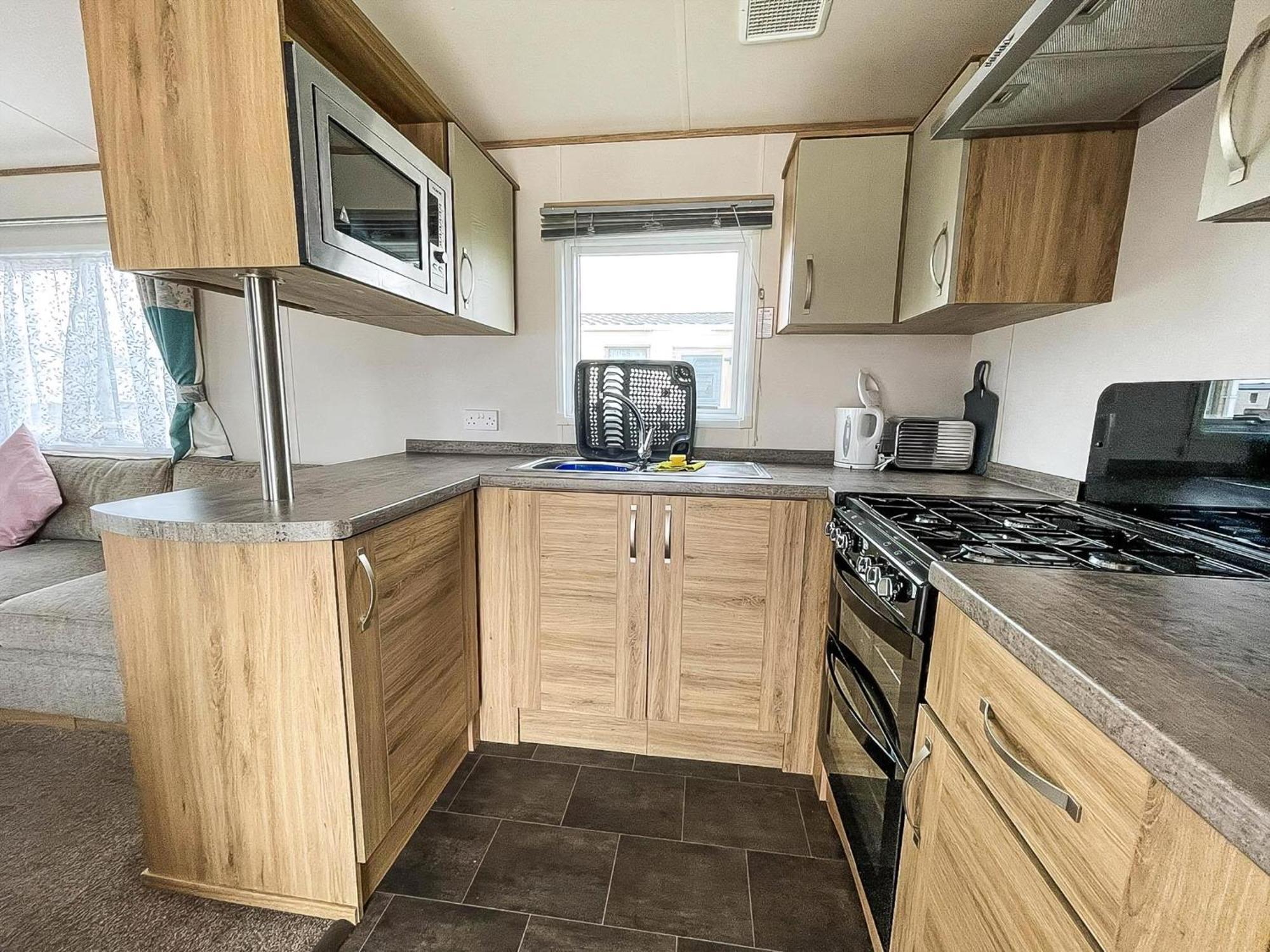 6 Berth Caravan With Decking At Seawick Holiday Park In Essex Ref 27549Sw Clacton-on-Sea Exterior photo