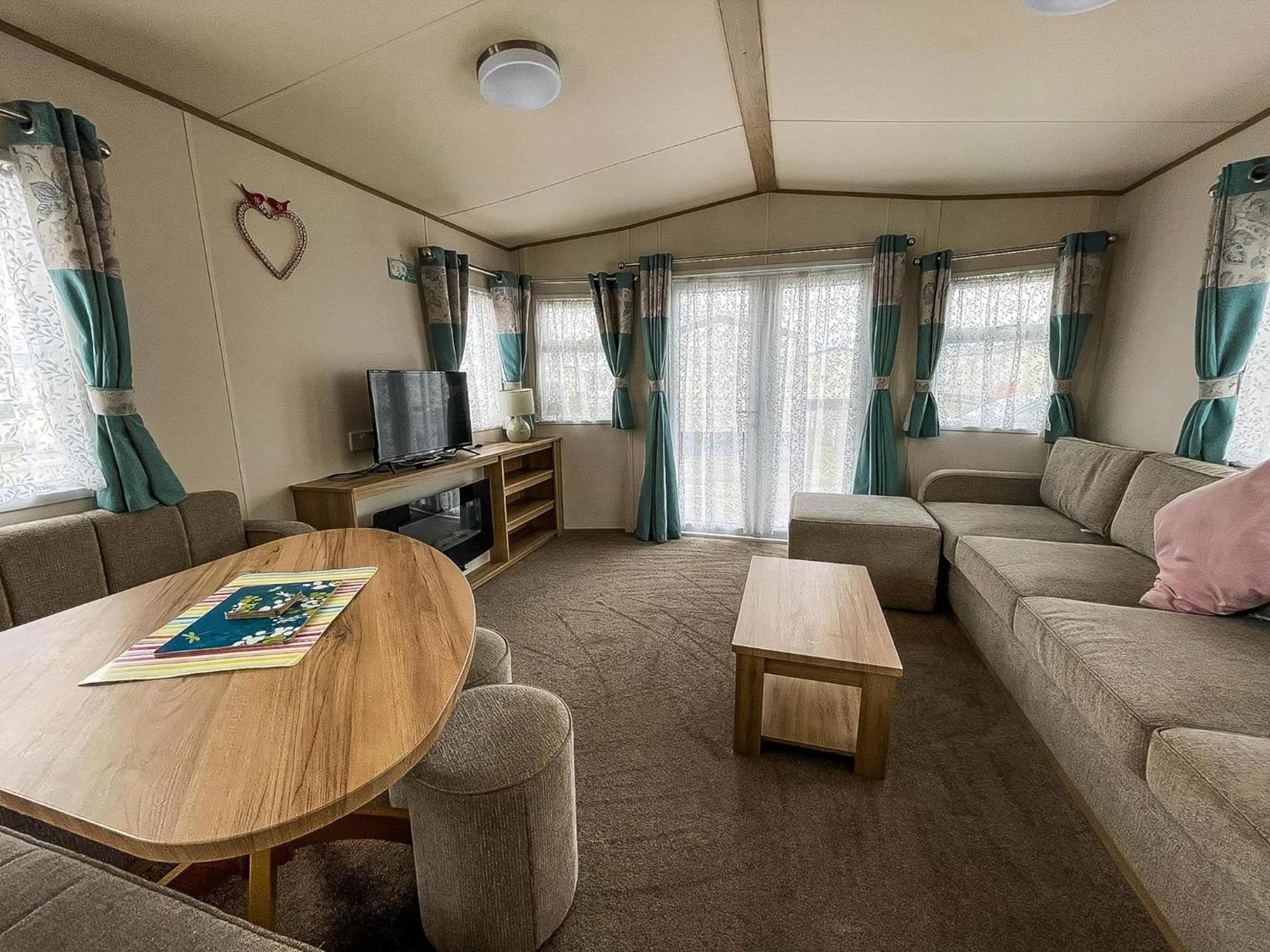 6 Berth Caravan With Decking At Seawick Holiday Park In Essex Ref 27549Sw Clacton-on-Sea Exterior photo