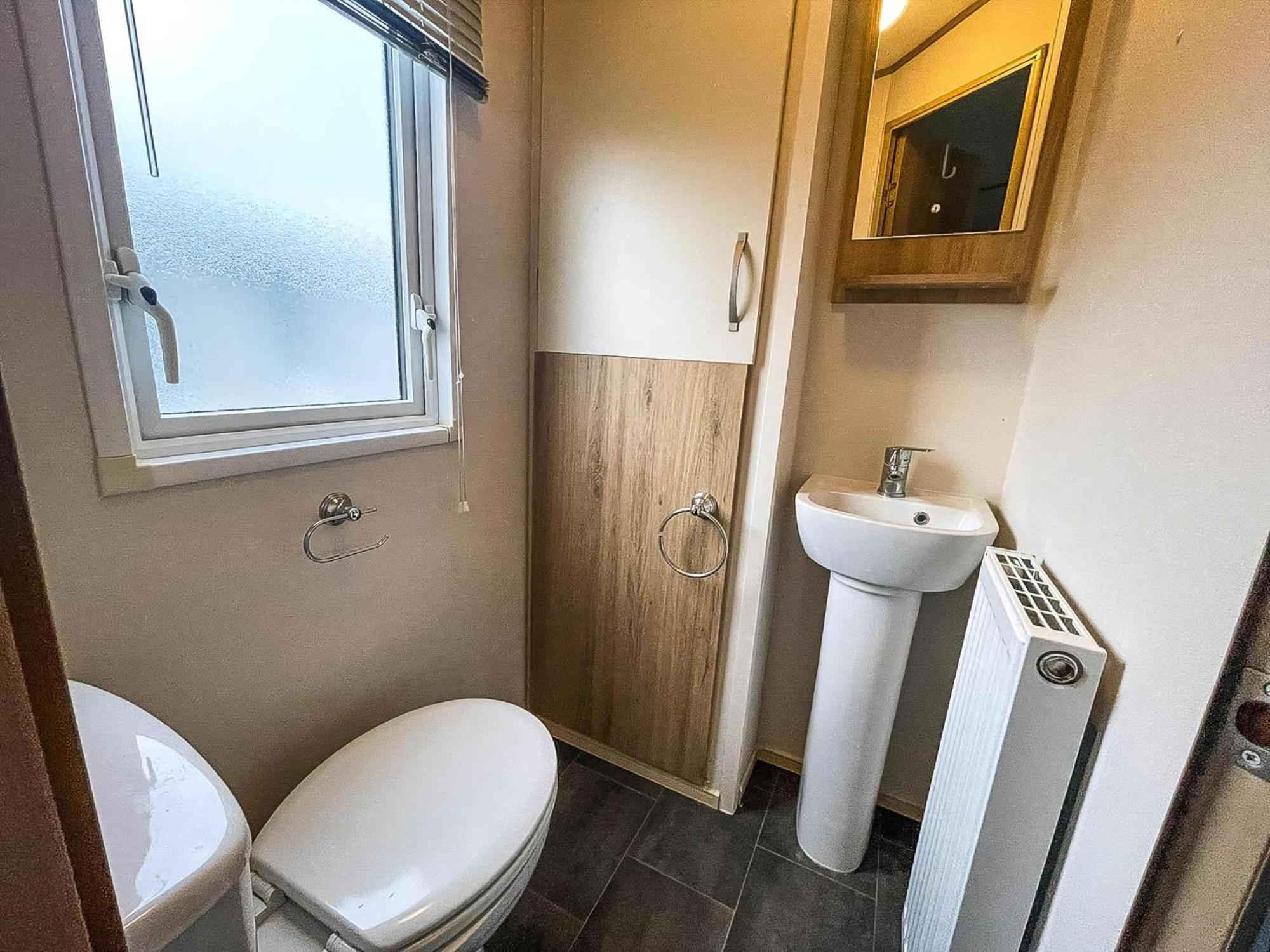 6 Berth Caravan With Decking At Seawick Holiday Park In Essex Ref 27549Sw Clacton-on-Sea Exterior photo